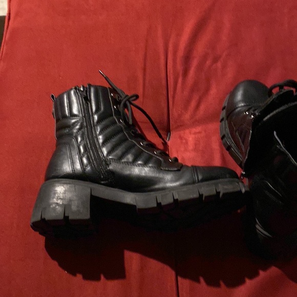 Cute black boots. Los Angeles… - Picture 6 of 11